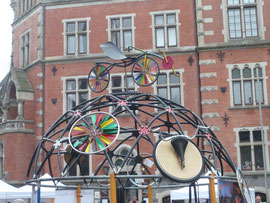 Die Liegeradkuppel vor dem Oldenburger Rathaus.