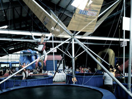 Man kann ja auch beim Spielen vernünftig sein und sich absichern. Die Kinder werden hier beim Springen auf dem Trampolin ja auch abgesichert.