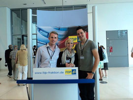 Frederik, Maite und Dominic bei der FDP-Bundestagsfraktion in Berlin