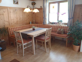 Eckbank mit Tisch und Stühlen