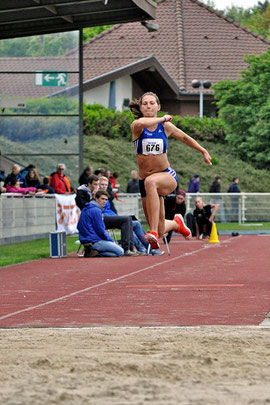 Klaudia Kaczmarek erreicht die 13-Meter-Marke im Dreisprung