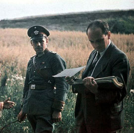 Dr. Robert Ritter mit Aktenmappe und ein Polizist, Ausschnitt, Bundesarchiv, R 165 Bild-244-71 / CC-BY-SA, Wikimedia Commons-Lizenz: Creative Commons Attribution-Share Alike 3.0 Germany.