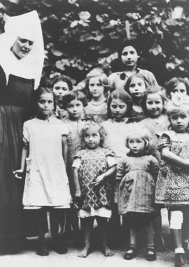 Eine Schwester des Heims St. Josefspflege mit Mädchen des Heimes, links Angela W. geborene Reinhardt