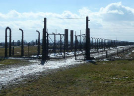 Tor zum "Zigeunerlager" in Auschwitz-Birkenau heute, Foto: Michaela Saliari, alle Rechte vorbehalten!