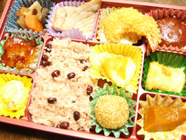 上棟式　お祝いに　赤飯の入った　おもてなし膳