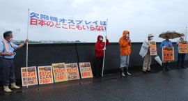 雨の中、抗議する市民（１０日）