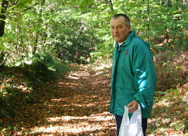 Gilles parcourant le sentier Botanique.