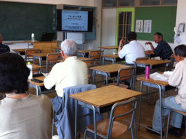 開始10分前。会場は小学校の廃校を利用。立派な施設です。