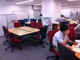 広いゆったりした部屋ですが、仕切りもないから10名以上の勉強会にはちょっと無理かな