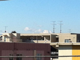 南側のベランダから富士山の頂がのぞいています