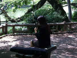 吉祥寺の井の頭公園で見かけた二胡を弾く女性