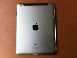 昨日買った「あたらしいiPad」。表はスマートカバー、裏にもカバーを付けました。