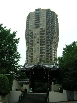 元麻布の高層アパートと古刹 麻布山善福寺