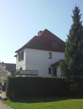 Extra für das Foto haben die Thünes das alte Schild noch einmal angebracht.