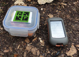 Geocaching Behälter mit GPS-Gerät
