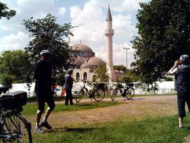 Pause vor der Ditib-Merkez-Moschee