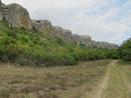 Зубчатые скалы охраняют Терен-Джалга (Змеиное ущелье)