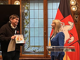 Justizministerin Dr. Kathrin Wahlmann (rechts) und Manfred Wille