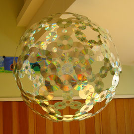 fertige CD-Kugel im Klassenzimmer der Klasse H1 in der Vogelsangschule in Friedingen
