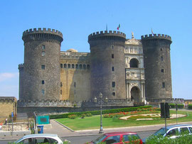 強大な円柱が印象的なヌォーヴォ城。