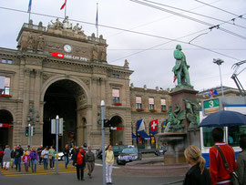 チューリヒ中央駅前は冬の装い。銅像はスイスの鉄道王エッシャー。
