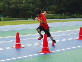 かっこよく走ろう(小学生低学年クラスの練習風景)