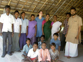 Susanne in Thulir mit Krishna und einigen Schülern
