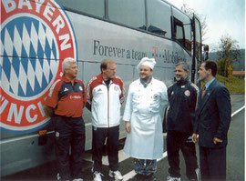 Parkhotel-Direktor Peregrin Maier (rechts) und Küchenchef Jochen Löffler (Mitte) mit Gerd Müller (Zweiter von rechts), Hermann Gerland (Zweiter von links) und Heinz Andres von den Amateuren des FC Bayern München.