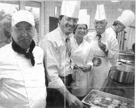 Probieren geht über Studieren: Werner Angsten (2. von rechts) und Kerstin Trampert testen die Zanderfilets, die Karl-Heinz Kuhl (links) und Michael Hülpes (2. von links) gemeinsam gebraten hatten. Im Hintergrund ist Werner Hero zu sehen.