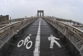 ブルックリンブリッジは歩行者と自転車レーンがはっきりと分けられています。