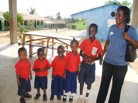 MiRO-Heimleiterin Josephine Mutisya bringt die Kinder in die Anangamangar Academy. Die Kleinen sind stolz auf ihre Uniform.