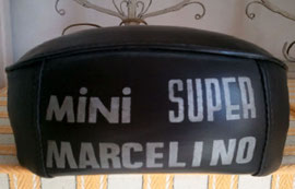 Anagrama Mini Super Marcelino en el sillín