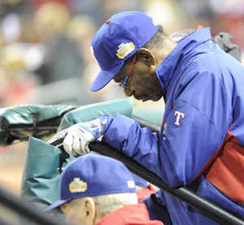 El mánager de los Texas Rangers, Ron Washington muy apesumbrado, durante el Juego 7 de la Serie Mundial.