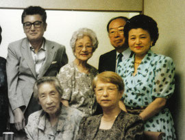 後列右端の女性が磯野氏