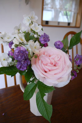 母のために生けた庭の花たち　大きなバラはマイガーデン、紫色の小さなバラはローズマリーヴィアード、白い花はウツギです。とてもよい香りがします。