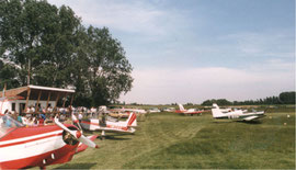 Fête à l'aéroclub en 1988, La piste était en herbe, et les arbes bordaient la piste.