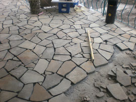 укладка песчаника плитняка на дорожки площадки