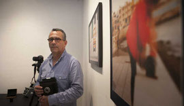 Nono Castro con dos cámaras estenopeicas y dos de sus fotos. 