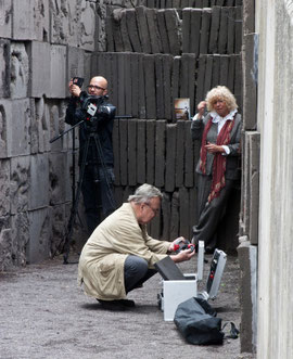 bei Dreharbeiten am Jüdischen Mahnmal, Asphaltstollen Hannover Ahlem