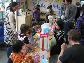 子どもたちは元気に「いらっしゃいませ!」
