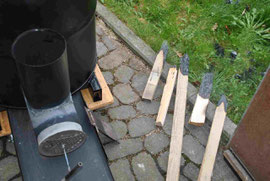 Holzstöcke, die eben noch brannten
