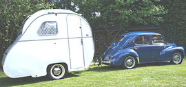 Caravane "ma coquille" attelée à une 4CV Renault