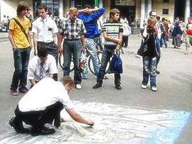 Dessinateur à la craie sur un trottoir