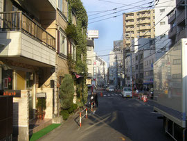 緑に囲まれたステキな洋館のガレット屋さん