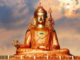 El Gurú Padmasambhava con el vajra en su mano derecha