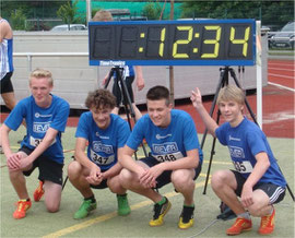 U16-Jungs nach 100m-Finale mit Kreismeister Julius (re.)
