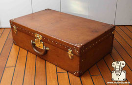 Old leather suitcase  : Rigid luggage, full leather series with socket. The corners are also made of leather. The seams in the corners are sewn in  saddle stitch.