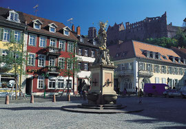 Kornmarkt mit Blick zum Schloss - Bildquelle: Heidelberg Marketing GmbH