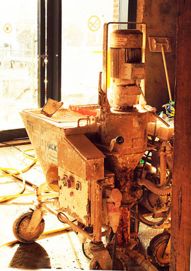 Baumaschine in bläulich-rotes Licht getaucht (Foto und Bearbeitung: Rita Helmholtz)