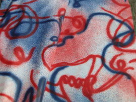 Graffiti-Wachstuch in rot-blau